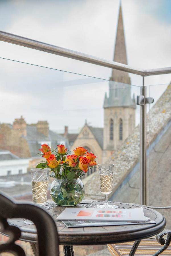 The George Street Hotel Oxford Buitenkant foto The view from the balcony of the 1001 Club