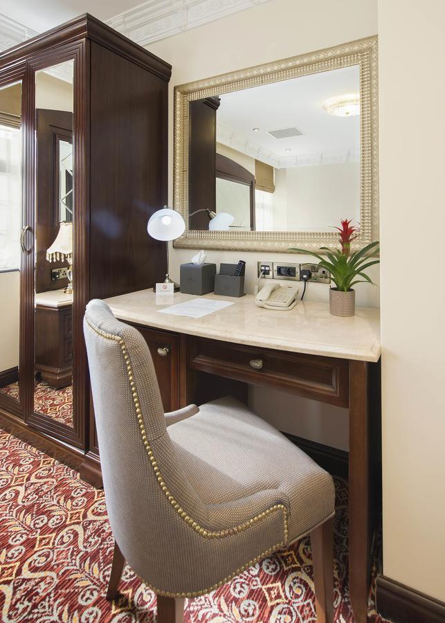 The George Street Hotel Oxford Buitenkant foto A dressing table