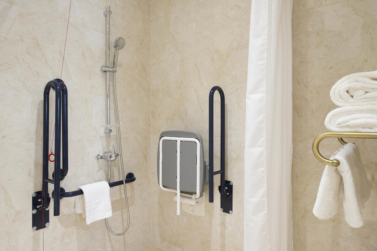 The George Street Hotel Oxford Buitenkant foto Disabled shower facilities
