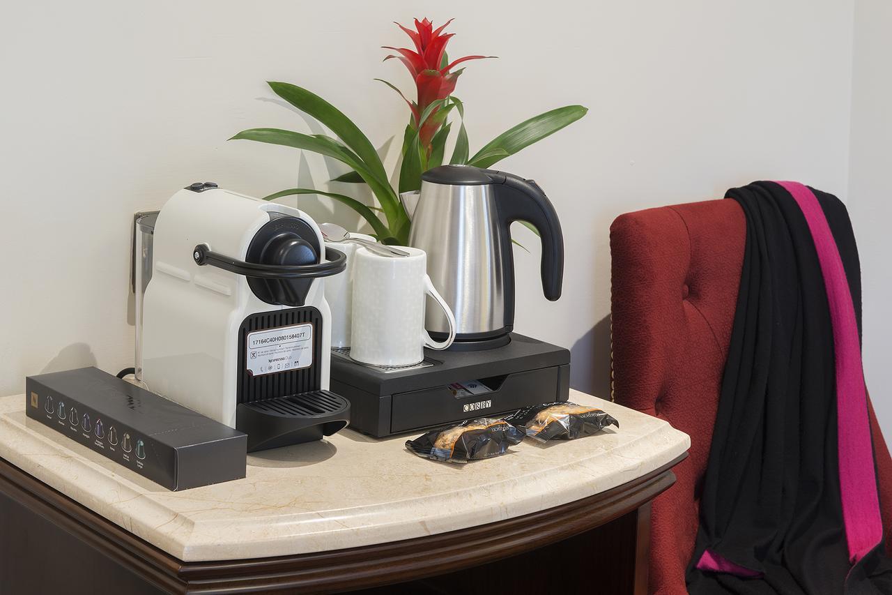 The George Street Hotel Oxford Buitenkant foto A Nespresso coffee machine