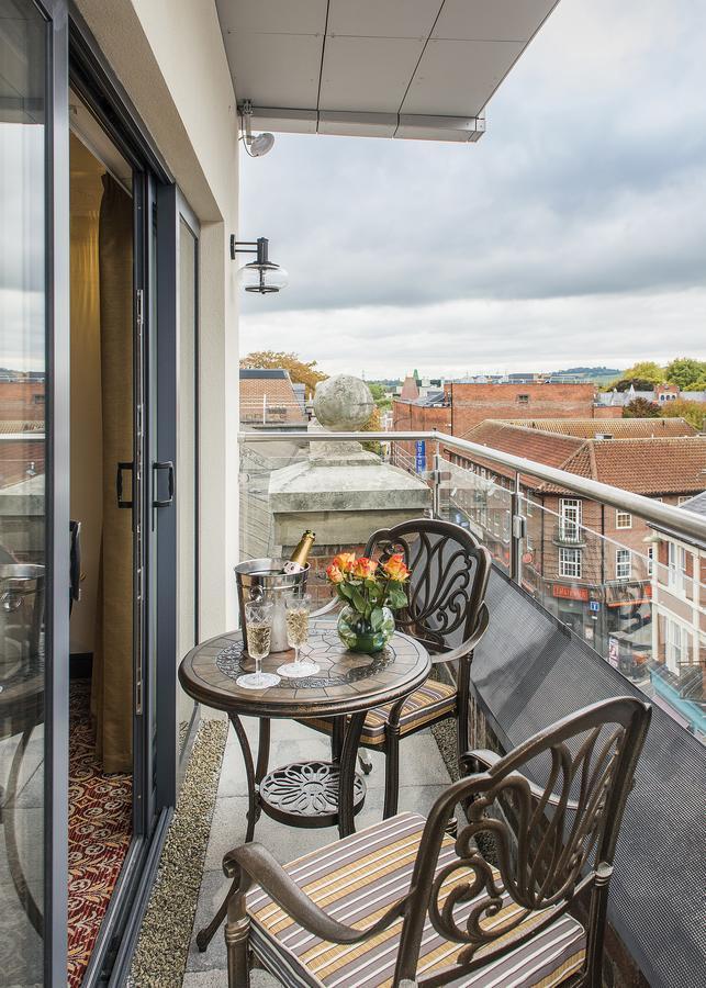 The George Street Hotel Oxford Buitenkant foto A balcony in a hotel