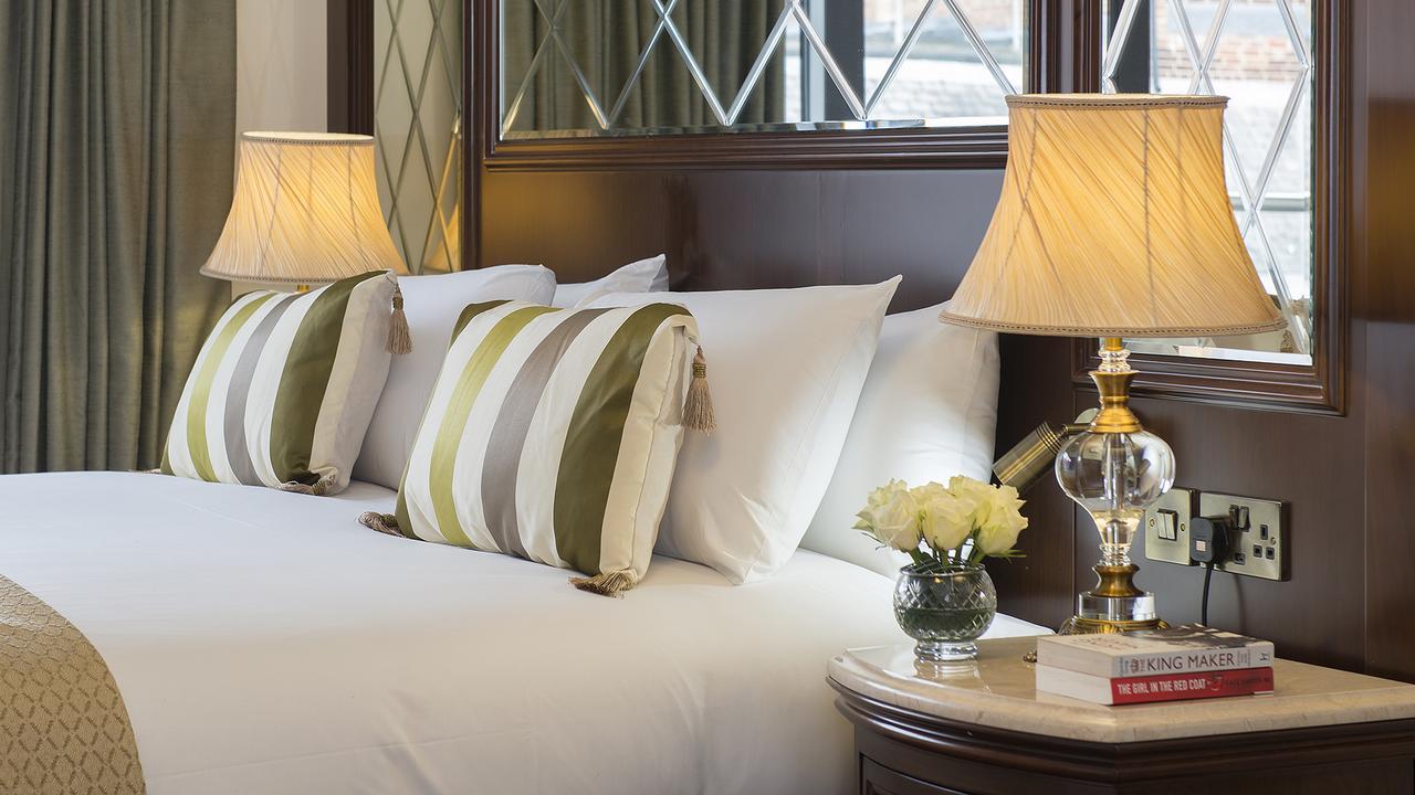 The George Street Hotel Oxford Buitenkant foto A bedroom at The Imperial