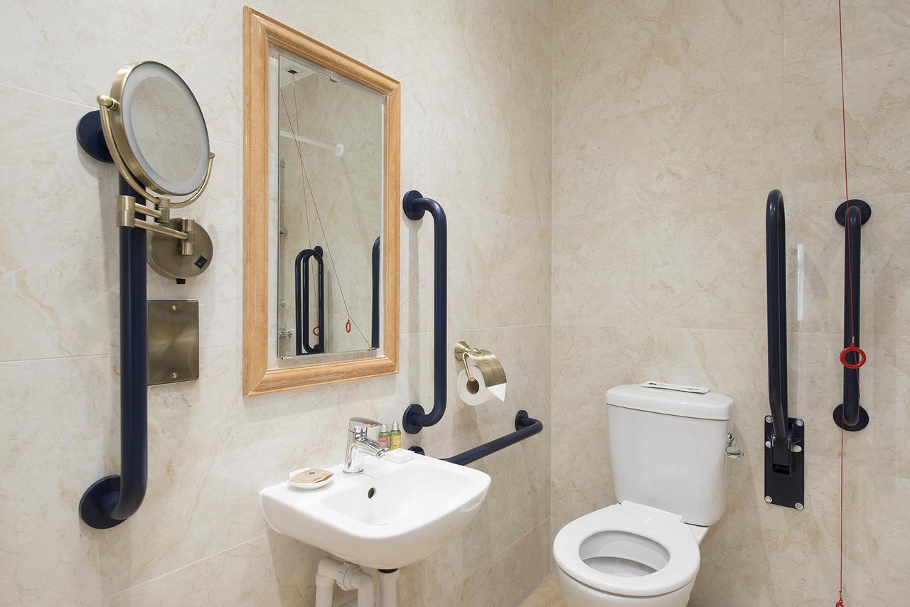 The George Street Hotel Oxford Buitenkant foto Disabled toilet with alarm