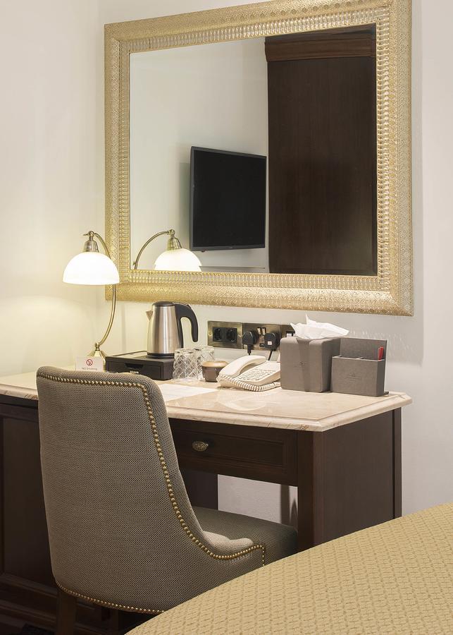 The George Street Hotel Oxford Buitenkant foto A hotel room desk with a telephone, a kettle, and a television