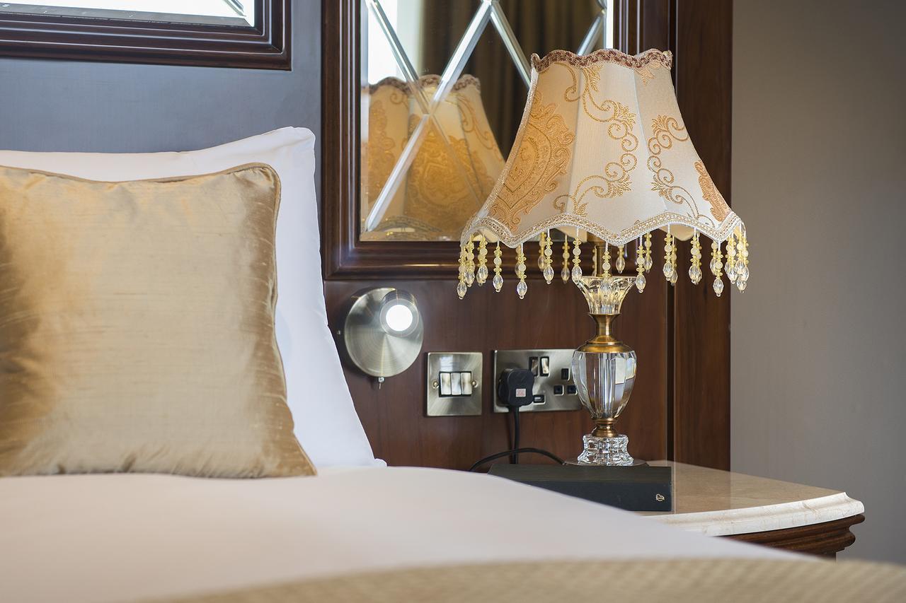 The George Street Hotel Oxford Buitenkant foto A table lamp