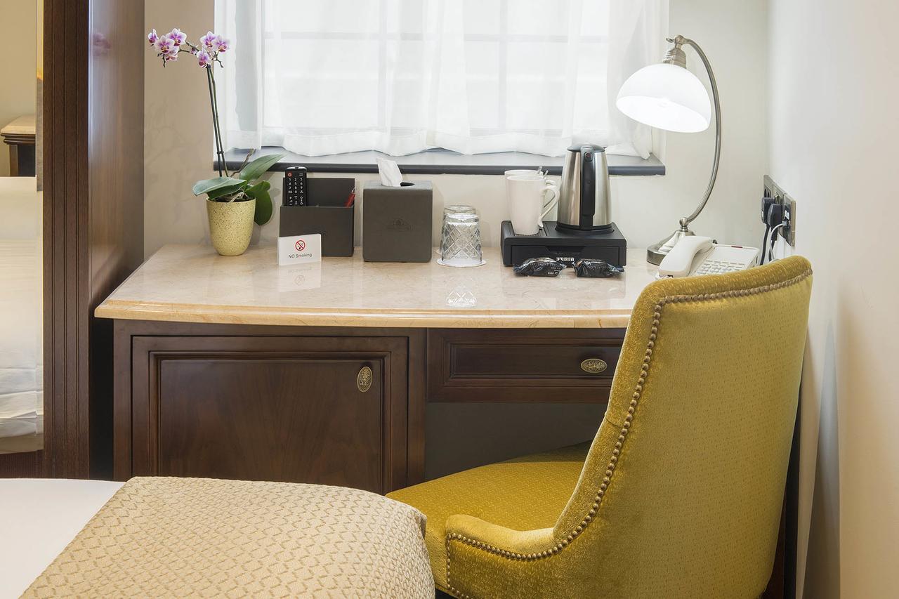 The George Street Hotel Oxford Buitenkant foto A desk with a built-in lamp