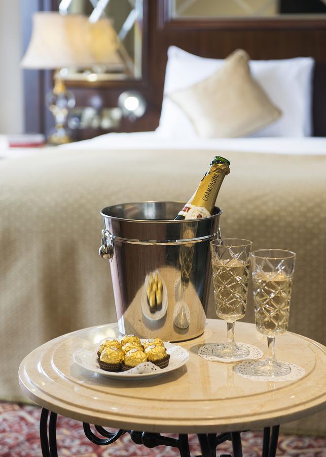 The George Street Hotel Oxford Buitenkant foto Champagne in a champagne bucket