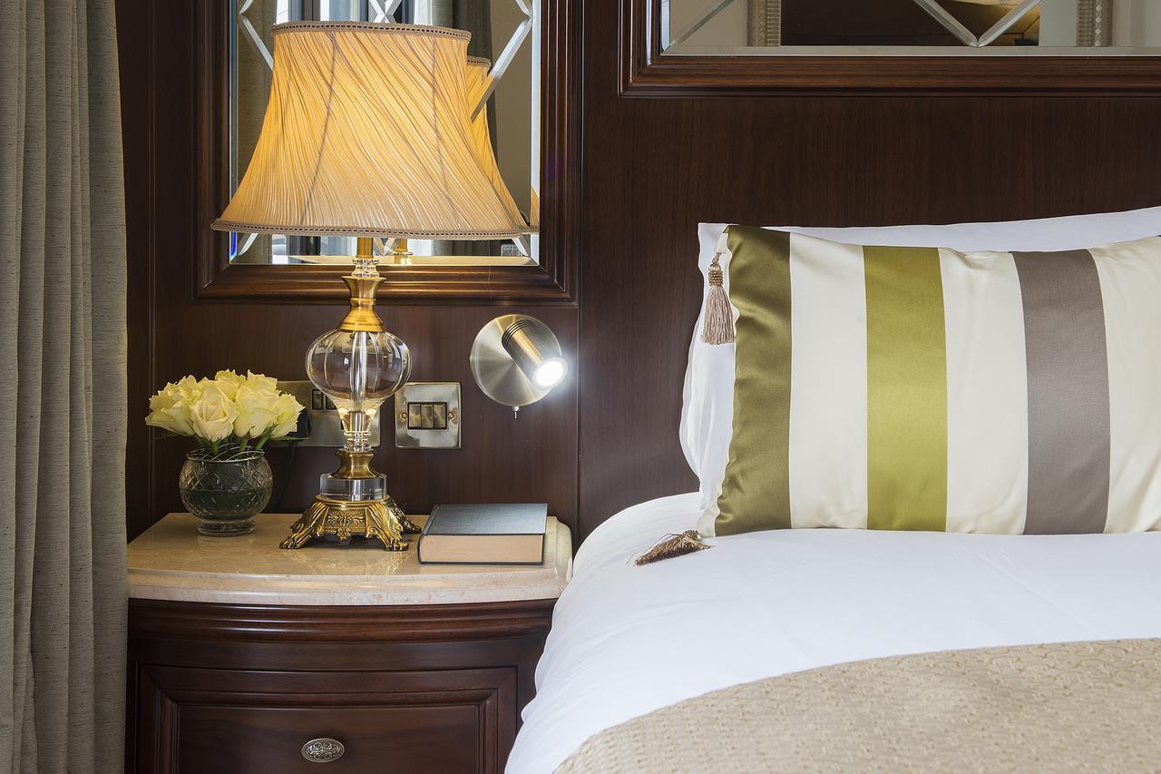 The George Street Hotel Oxford Buitenkant foto A bedside table