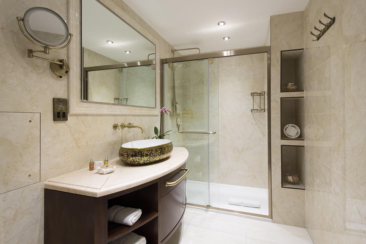 The George Street Hotel Oxford Buitenkant foto A bathroom with a shower enclosure