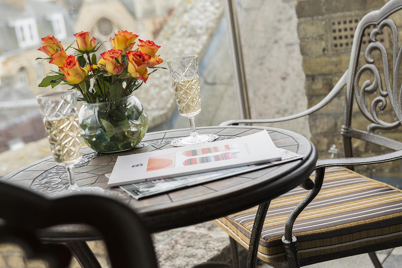 The George Street Hotel Oxford Buitenkant foto A bistro table in Paris