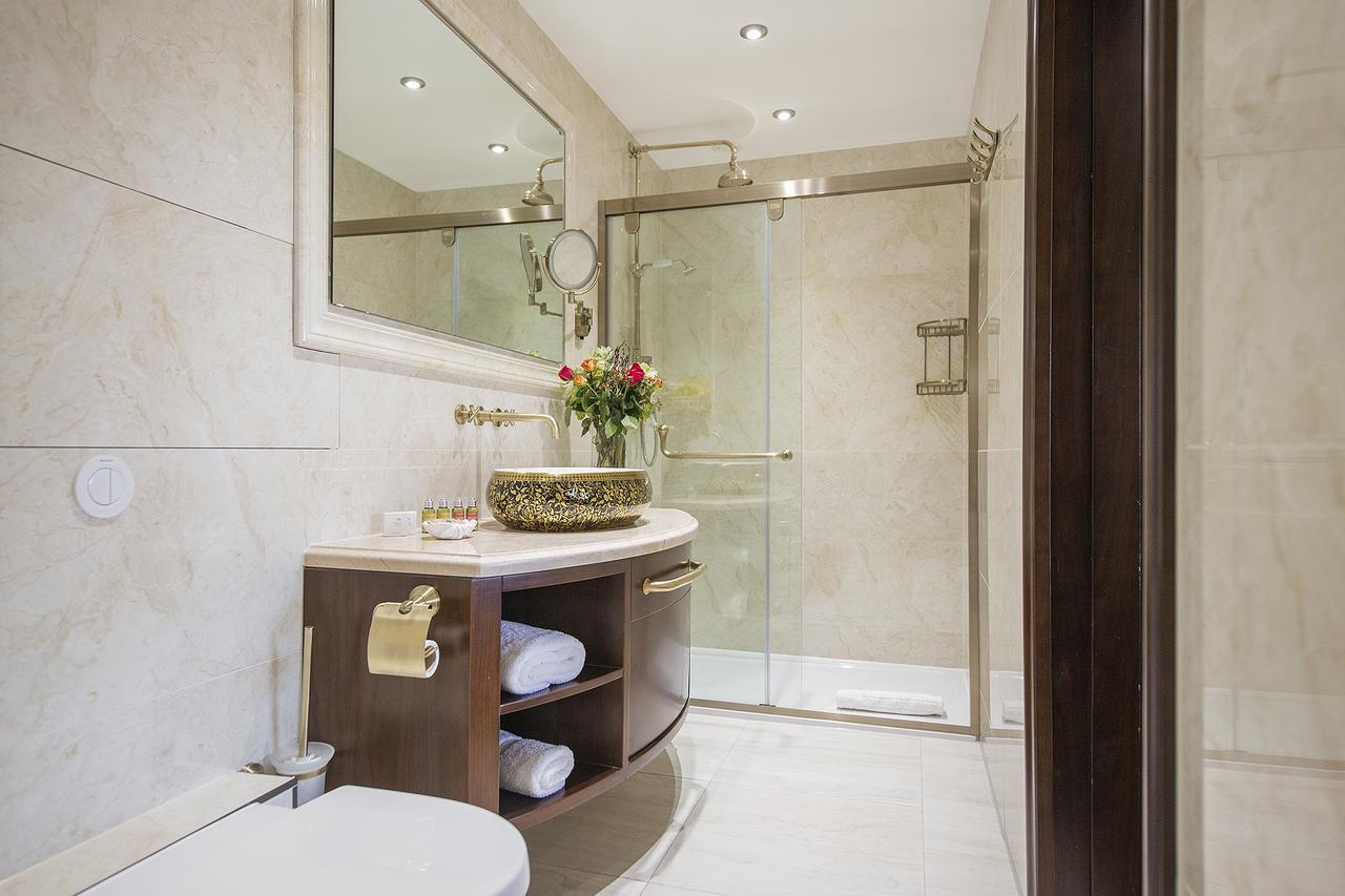 The George Street Hotel Oxford Buitenkant foto A bathroom in a hotel