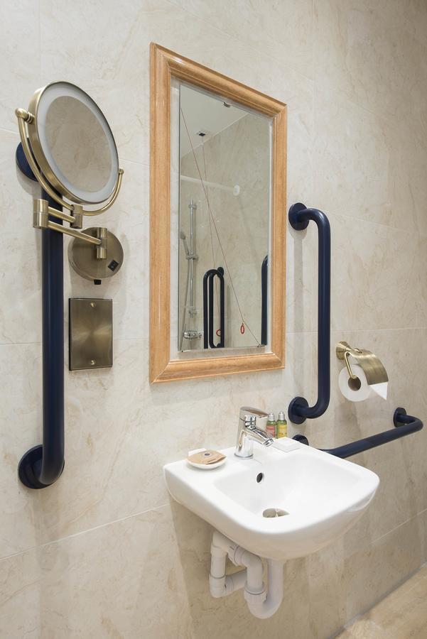 The George Street Hotel Oxford Buitenkant foto Disabled toilet facilities