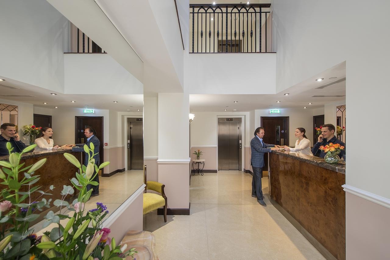 The George Street Hotel Oxford Buitenkant foto The hotel's reception