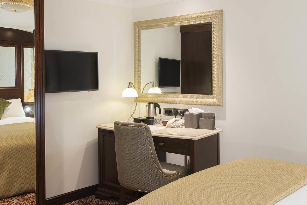 The George Street Hotel Oxford Buitenkant foto A vanity table in a hotel room
