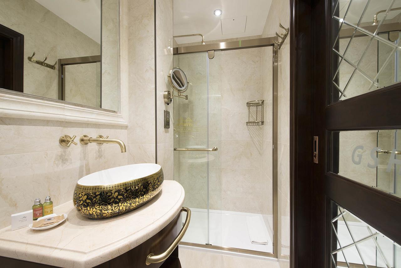 The George Street Hotel Oxford Buitenkant foto A shower enclosure